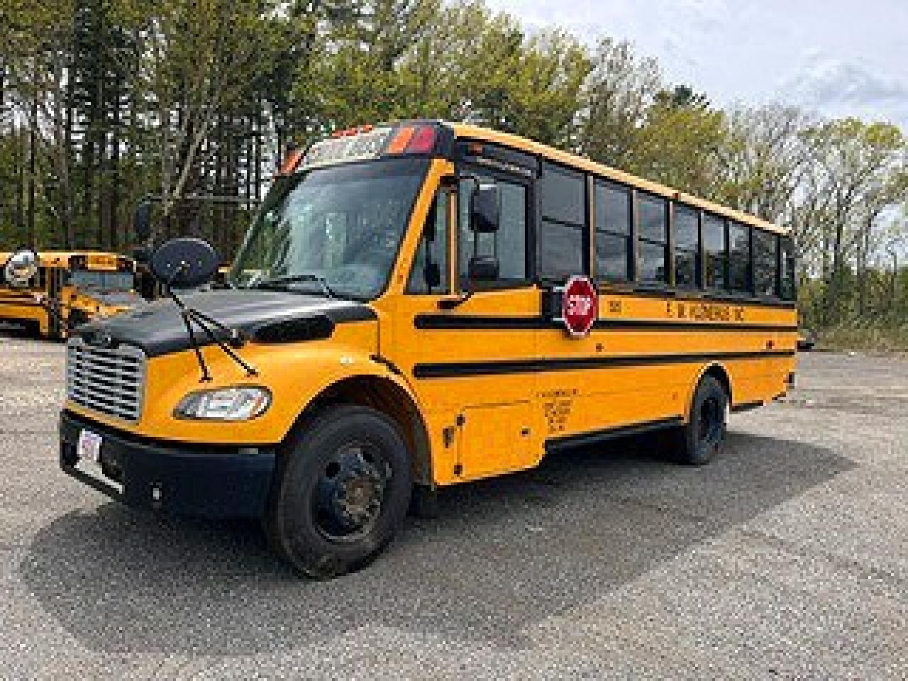 2015 FREIGHTLINER B2 Bus Chassis — VIN 4UZABPDU9FCGL9813 — photo 2